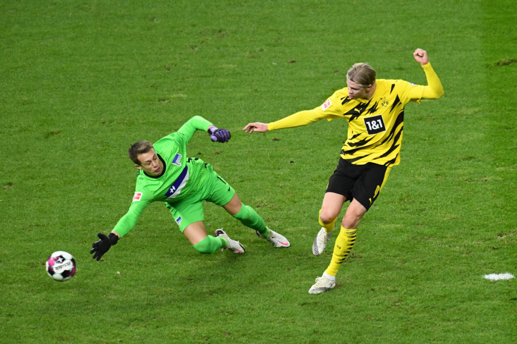 Tak berhenti sampai situ, Haaland kemudian mencetak hat-trick di laga ini pada menit ke-62. Memanfaatkan kesalahan umpan Marvin Plattenhardt, Haaland merebut bola, menggiringnya ke kotak penalti Hertha, dan diakhiri dengan menggocek Schwolow dan mengirim bola ke gawang.