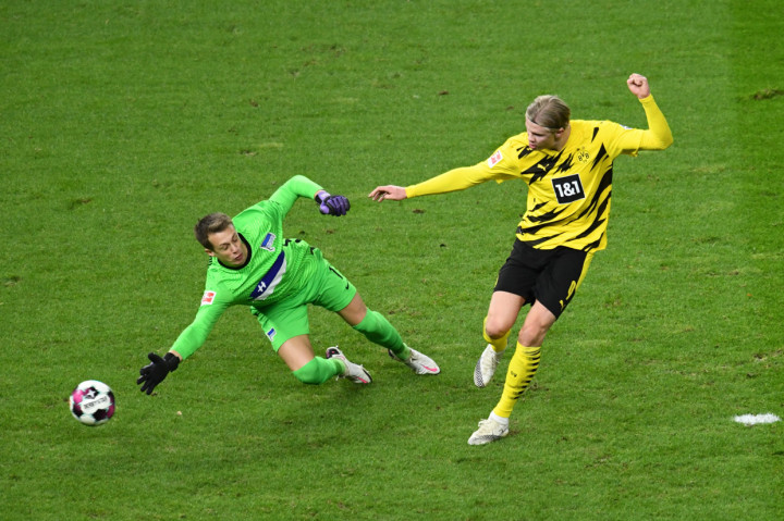 Tak berhenti sampai situ, Haaland kemudian mencetak hat-trick di laga ini pada menit ke-62. Memanfaatkan kesalahan umpan Marvin Plattenhardt, Haaland merebut bola, menggiringnya ke kotak penalti Hertha, dan diakhiri dengan menggocek Schwolow dan mengirim bola ke gawang.