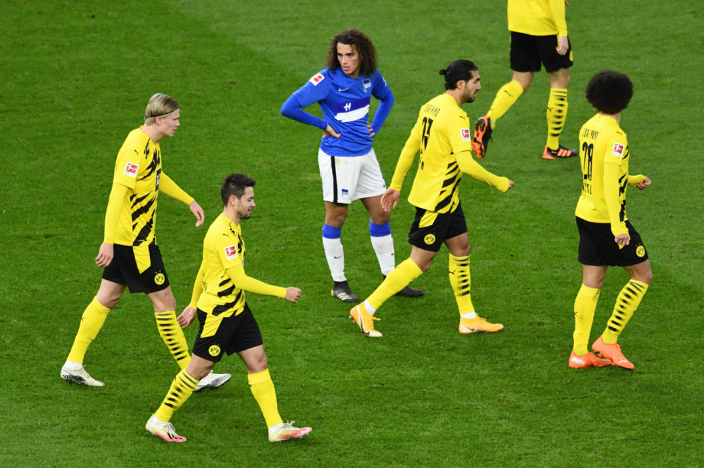 Raphael Guerreiro turut mencatatkan namanya di papan skor pada menit ke-70, saat ia memanfaatkan umpan tarik Muenier. Dortmund pun memimpin 4-1.