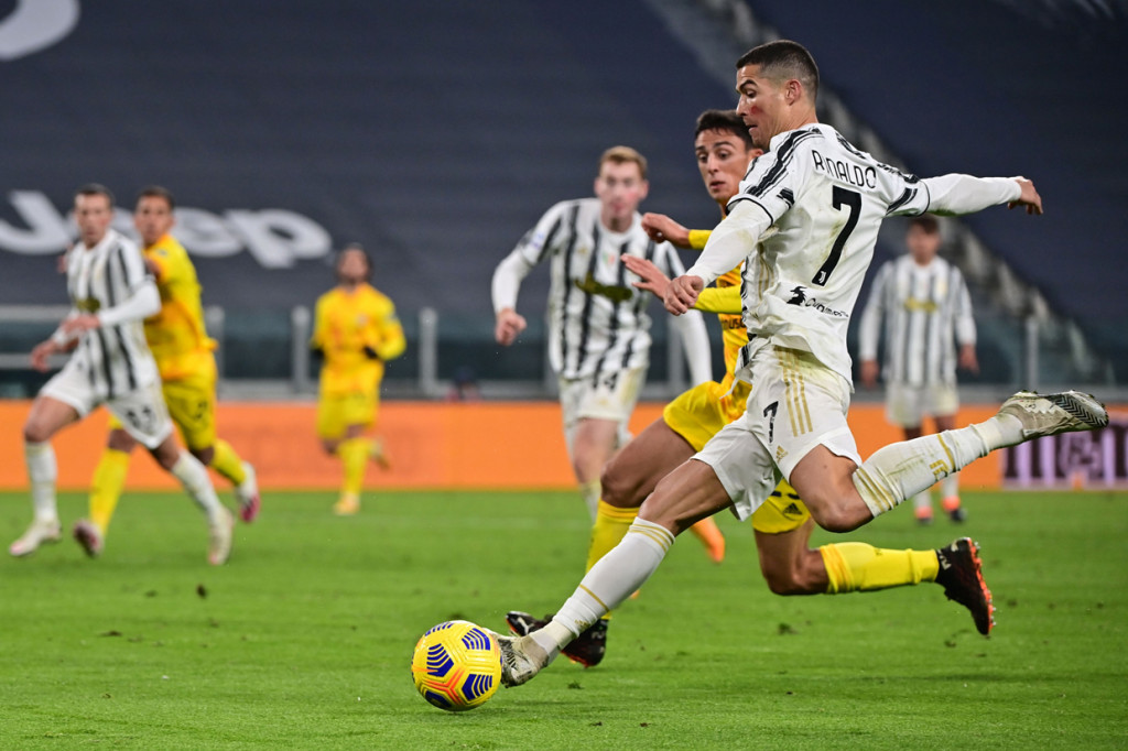 Juventus memetik poin penuh kala menjamu Cagliari di lanjutan Liga Italia yang digelar di Allianz Stadium, Minggu, 22 November 2020. Bianconeri menang 2-0 berkat gol-gol yang diciptakan Cristiano Ronaldo.