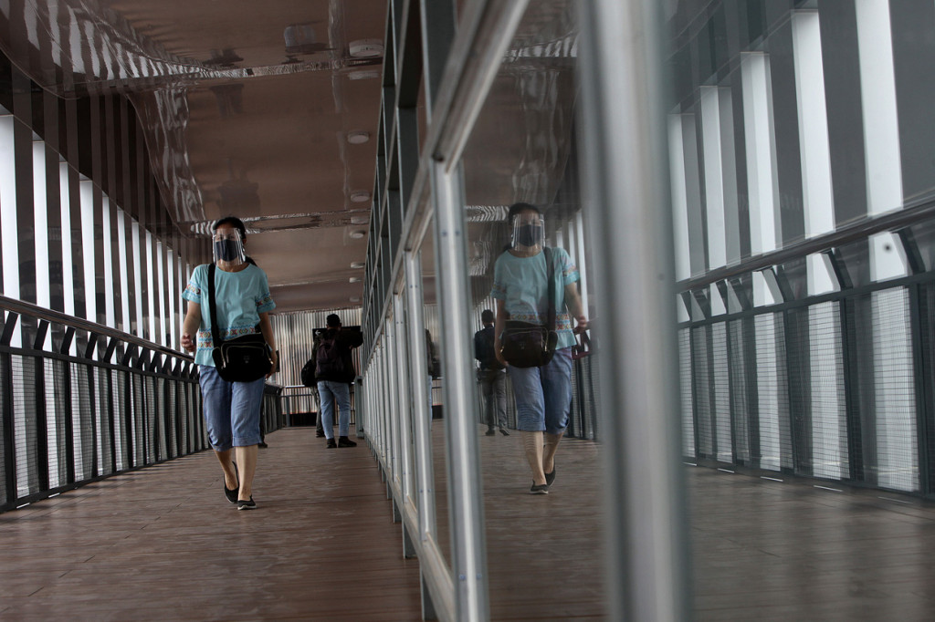 Warga melintasi jembatan penyeberangan orang (JPO) di Underpass Senen Extension, Jakarta.