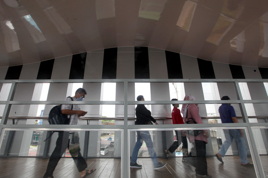 Jembatan penyeberangan orang (JPO) dan halte transjakarta di Underpass Senen Extension, sudah mulai digunakan.