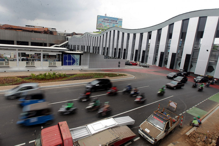 Pemprov DKI Jakarta mempercantik JPO dan halte transjakarta di kawasan tersebut dengan ornamen khas Betawi serta dihiasi dengan lampu RGB yang bisa mempercantik tempat dengan warna-warni lampunya.