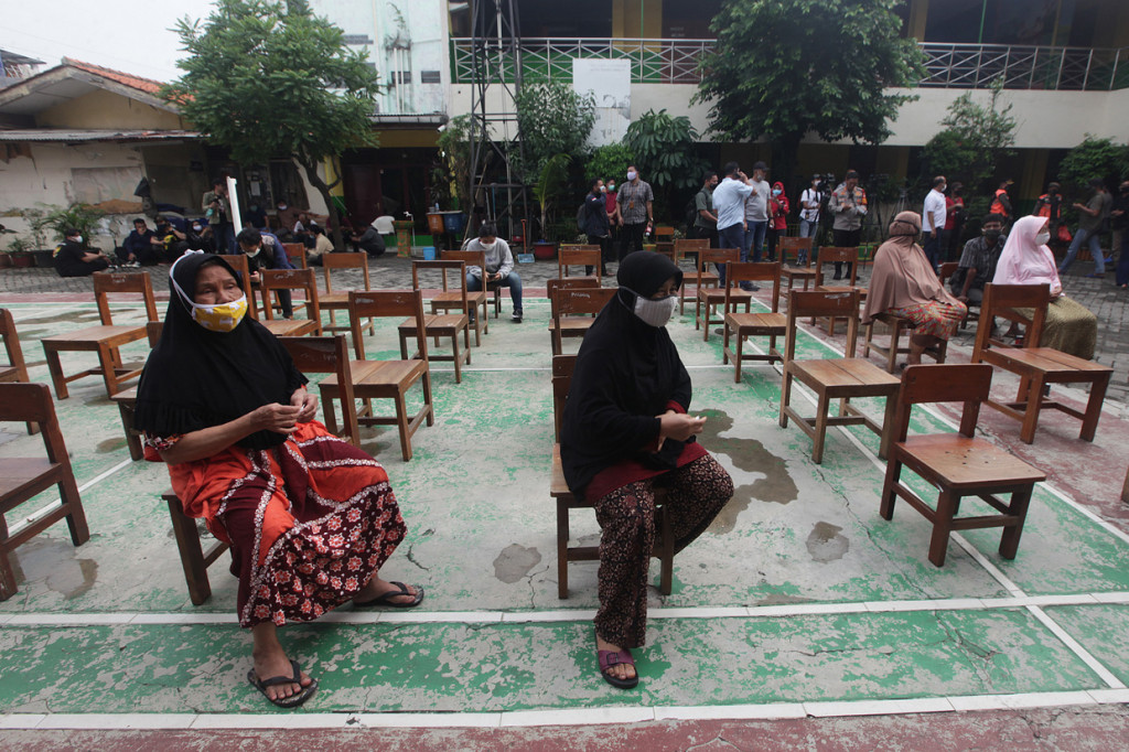 Warga Petamburan menunggu antrean panggilan saat mengikuti rapid tes di SDN 01 Petamburan , Jakarta Pusat.
