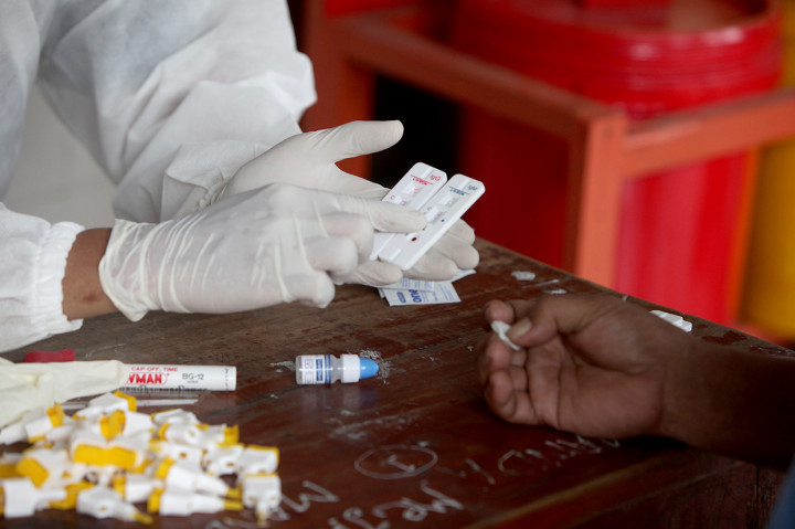 Warga Petamburan mengikuti rapid tes dan swab test massal untuk melacak kasus virus corona atau Covid-19.