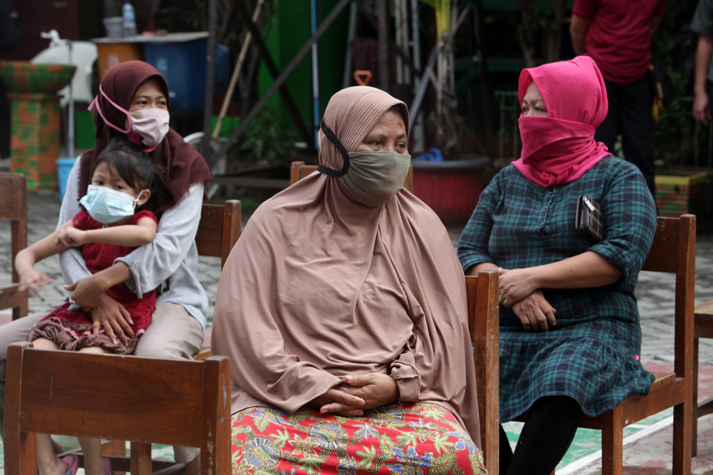 Ketua Satuan Tugas (Satgas) Penanganan Covid-19 Doni Monardo mengungkap sejumlah kerumunan massa Habib Rizieq Shihab dinyatakan positif covid-19.