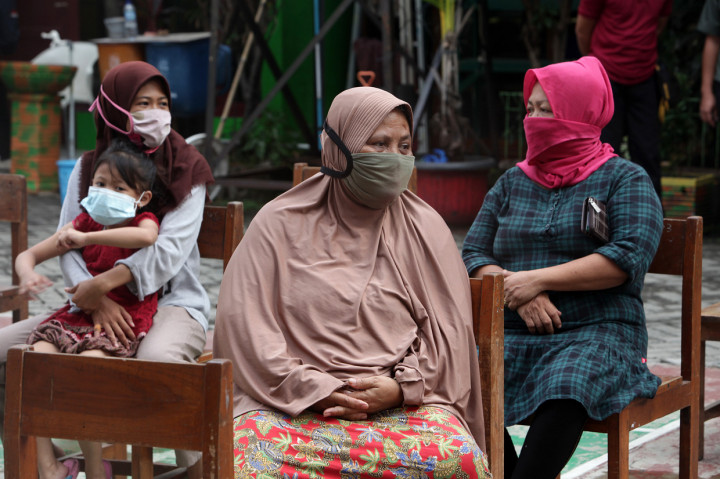Ketua Satuan Tugas (Satgas) Penanganan Covid-19 Doni Monardo mengungkap sejumlah kerumunan massa Habib Rizieq Shihab dinyatakan positif covid-19.