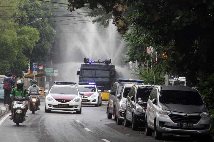 Untuk mencegah penyebaran klaster baru dari massa Habib Rizieq, Satgas Covid-19 dibantu TNI Polri menyemprot cairan disinfektan dan rapid test massal di Petamburan.
