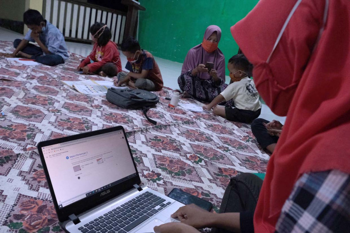 Kegiatan belajar bersama secara online memanfaatkan jaringan layanan internet di Kantor Desa Kalimantong, Brang Ene, Sumbawa Barat, Nusa Tenggara Barat.