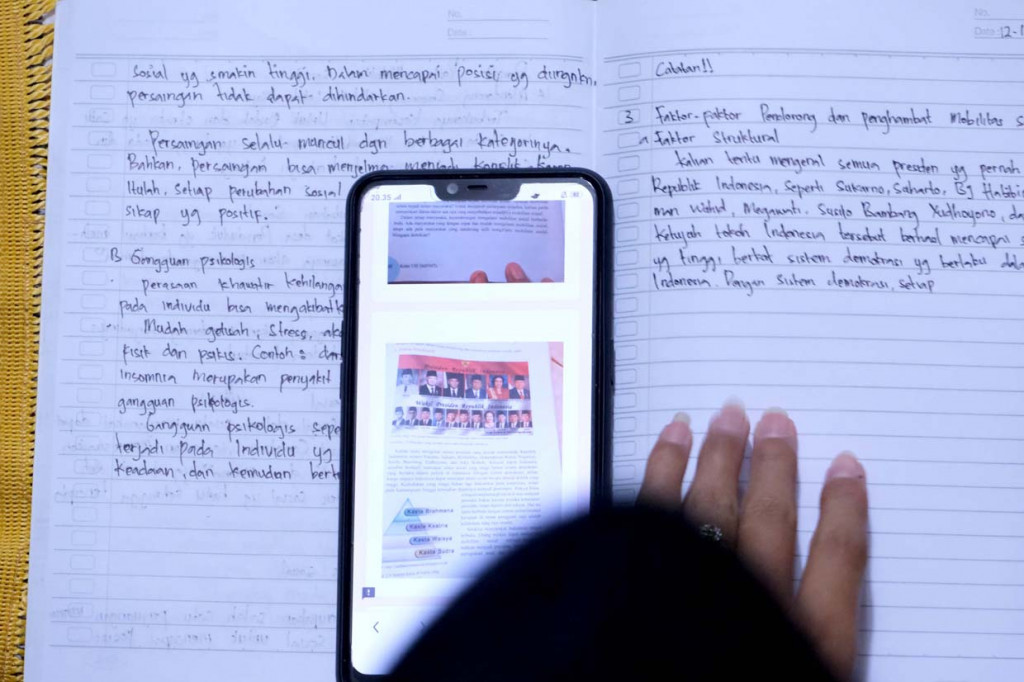 Desa Kalimantong, Brang Ene, Sumbawa Barat memfasilitasi kegiatan masyarakat setempat dengan kemudahan akses internet. Kegiatan jual beli benih padi pun sangat terbantu dengan kehadiran internet di kantor kepala desa ini.