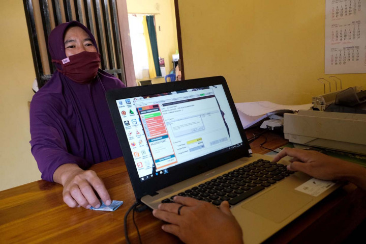 Warga desa membayar listrik secara online memanfaatkan jaringan layanan internet di Kantor Desa Kalimantong, Brang Ene, Sumbawa Barat, Nusa Tenggara Barat.