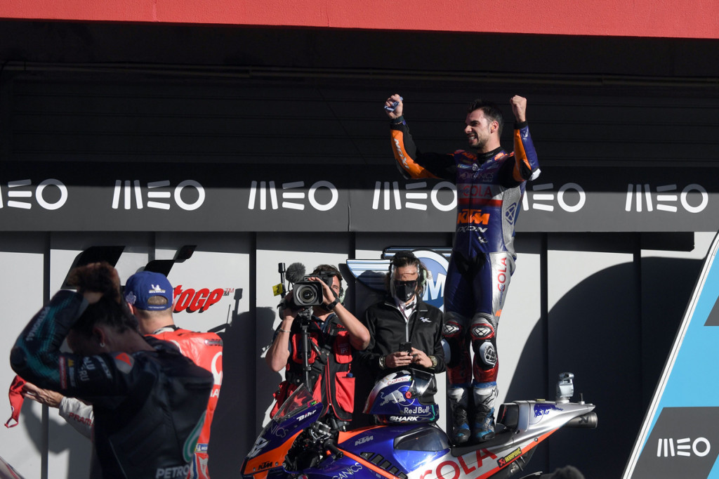 Pebalap KTM Miguel Oliveira menutup MotoGP 2020 dengan menjuarai GP Portugal di Sirkuit Autodromo de Algavre.
