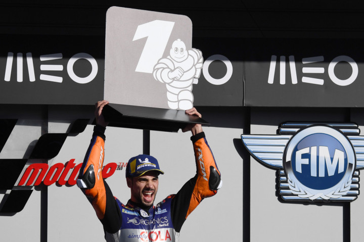 Oliveira dengan nyaman selalu menjadi yang terdepan dalam 25 lap. Dia yang pertama menyentuh garis finis di MotoGP Portugal dengan catatan waktu 41 menit 48,163 detik.