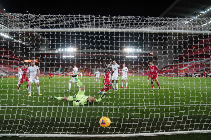 Liverpool berhasil unggul di menit ke-21 berkat gol bunuh diri Jonny Evans. Alih-alih membuang bola dari tendangan penjuru, bola justru masuk ke gawang sendiri. AFP Photo/Jon Super