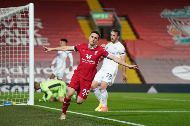 Diogo Jota menggandakan keunggulan Liverpool jelang bubaran babak pertama. Sundulan Jota memanfaatkan umpan silang Andrew Robrtson tak mampu dibendung Schmeichel. AFP Photo/Jon Super
