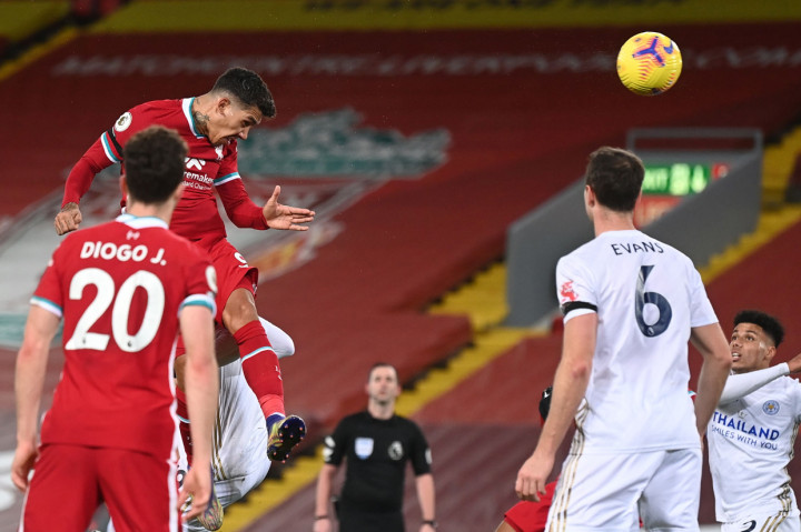 Firmino akhirnya tak menyia-nyiakan kesempatan di menit ke-86. Umpan sepak pojok Milner disambut tandukan keras Firmino untuk mengubah skor menjadi 3-0. AFP Photo/Laurence Griffiths