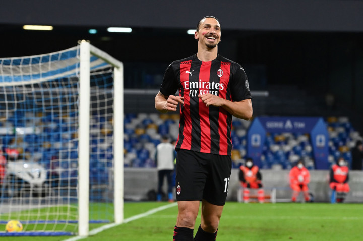 Zlatan Ibrahimovic melakukan selebrasi usai mencetak gol ke gawang Napoli.