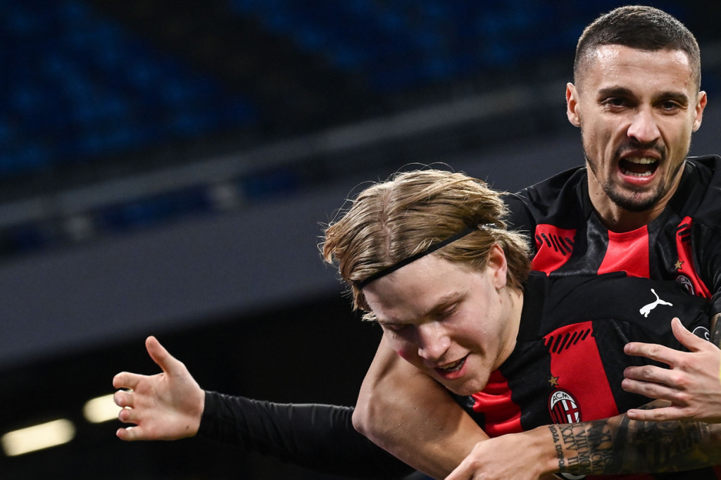 Jens Petter Hauge melakukan selebrasi usai mencetak gol ke gawang Napoli.