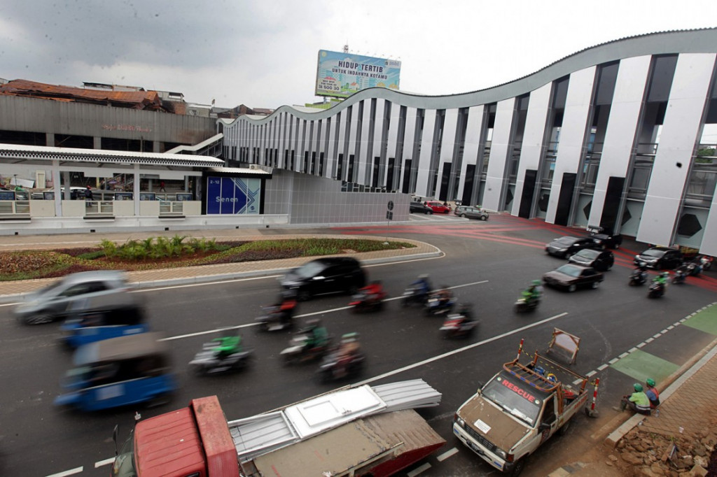 Jembatan penyeberangan orang (JPO) dan halte transjakarta di Underpass Senen Extension, sudah mulai digunakan, Minggu, 22 November 2020. Pemprov DKI Jakarta mempercantik JPO dan halte transjakarta di kawasan tersebut dengan ornamen khas Betawi serta dihiasi dengan lampu RGB yang bisa mempercantik tempat dengan warna-warni lampunya.