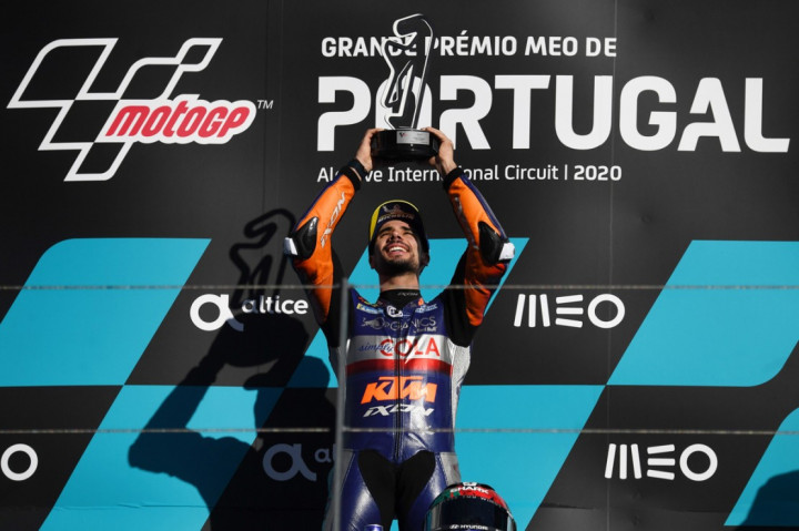 Pebalap KTM Miguel Oliveira menutup MotoGP 2020 dengan menjuarai GP Portugal di Sirkuit Autodromo de Algavre, Minggu, 22 November 2020. Oliveira menang mudah setelah memimpin balap sejak awal start, karena memegang hak pole positions.