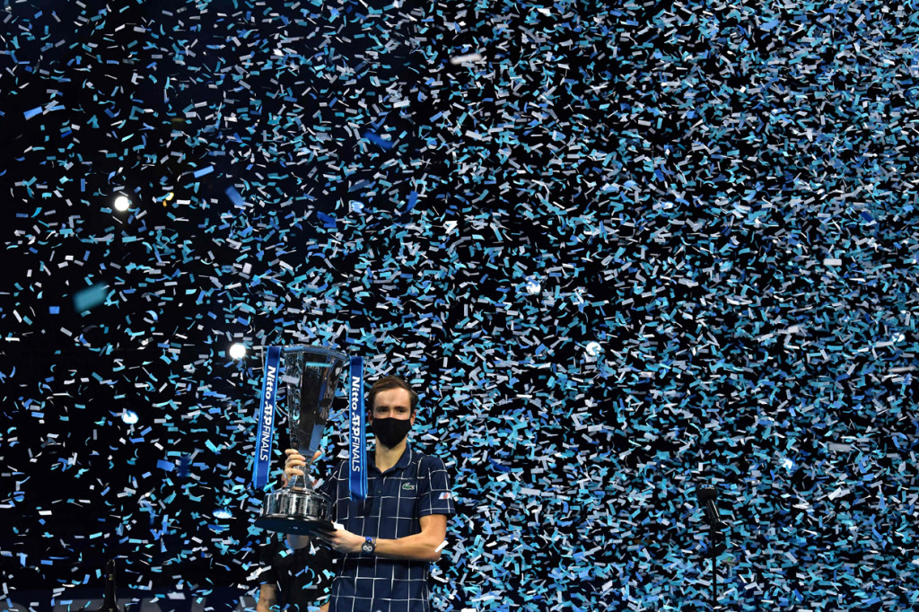 Petenis Rusia Daniil Medvedev menjuarai turnamen ATP Finals pertamanya setelah menuntaskan pertarungan melawan juara US Open Dominic Thiem dari Austria dengan 4-6, 7-6(2), 6-4 selama dua jam 43 menit.