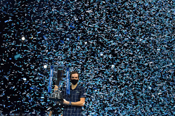 Petenis Rusia Daniil Medvedev menjuarai turnamen ATP Finals pertamanya setelah menuntaskan pertarungan melawan juara US Open Dominic Thiem dari Austria dengan 4-6, 7-6(2), 6-4 selama dua jam 43 menit.