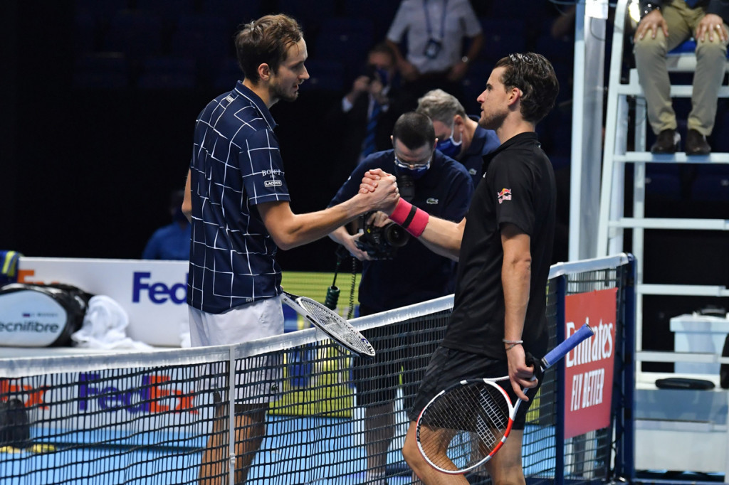Petenis Rusia Daniil Medvedev menjuarai turnamen ATP Finals pertamanya setelah menuntaskan pertarungan melawan juara US Open Dominic Thiem dari Austria dengan 4-6, 7-6(2), 6-4 selama dua jam 43 menit.