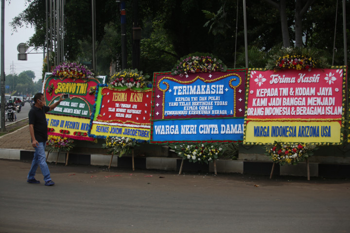 Markas Komando Daerah Militer (Kodam) Jayakarta, di Cililitan, Jakarta Timur, dipenuhi karangan bunga, Senin, 23 November 2020. Karangan bunga tersebut berisi pesan dukungan kepada TNI untuk menjaga keutuhan Negara Kesatuan Republik Indonesia (NKRI).