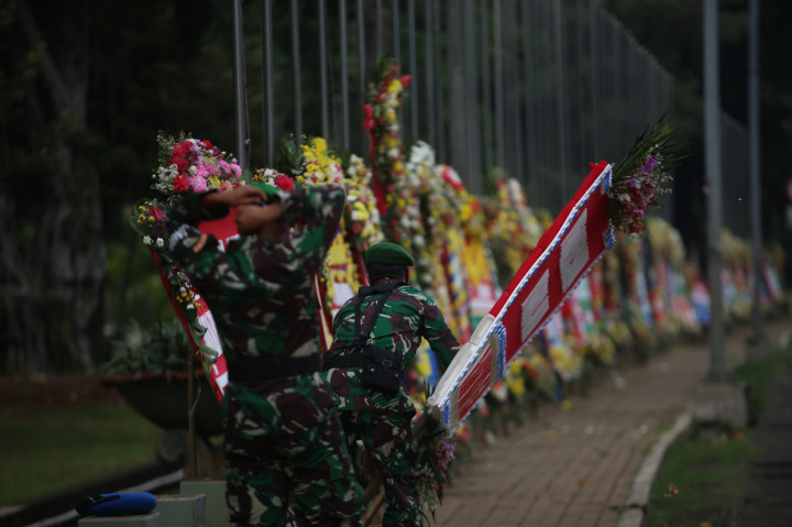 Mereka mendukung langkah TNI mencabut sejumlah baliho yang dipasang simpatisan pemimpin organisasi masyarakat (ormas) Front Pembela Islam (FPI) Rizieq Shihab.
