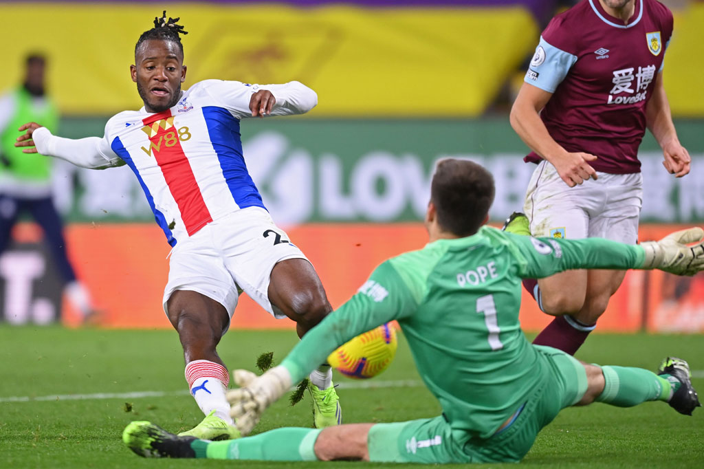 Michy Batshuayi punya peluang emas untuk menyamakan kedudukan ketika dia memotong back-pass Dwight McNeil, tetapi kiper Burnley Nick Pope dengan cepat keluar dari sarangnya untuk memblokir tembakan pemain Belgia itu.