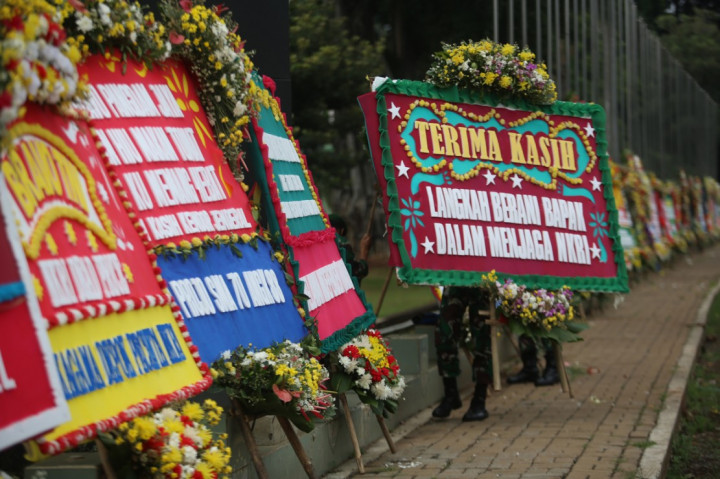 Jakarta: Markas Komando Daerah Militer (Kodam) Jayakarta, di Cililitan, Jakarta Timur, dipenuhi karangan bunga, Senin, 23 November 2020. Karangan bunga tersebut berisi pesan dukungan kepada TNI untuk menjaga keutuhan Negara Kesatuan Republik Indonesia (NKRI).