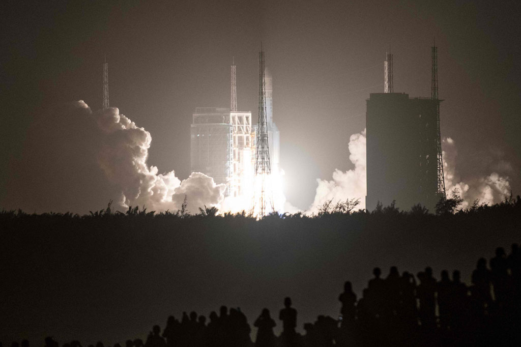 Tiongkok pada Selasa, 24 November 2020 meluncurkan pesawat ruang angkasa tak berawak untuk membawa kembali batuan bulan. Ini merupakan upaya pertama oleh negara mana pun untuk mengambil sampel dari Bulan dalam empat dekade terakhir.