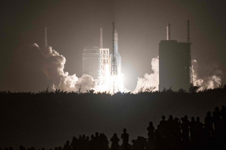Tiongkok pada Selasa, 24 November 2020 meluncurkan pesawat ruang angkasa tak berawak untuk membawa kembali batuan bulan. Ini merupakan upaya pertama oleh negara mana pun untuk mengambil sampel dari Bulan dalam empat dekade terakhir.