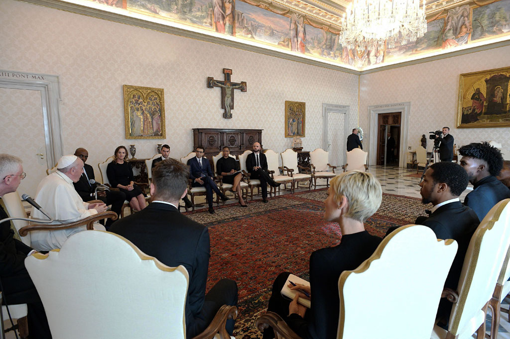 Paus Franciskus nemerima kunjungan lima pemain NBA di Vatikan, Senin, 23 November 2020 waktu setempat. Pertemuan tersebut membahas masalah keadilan sosial setelah musim lalu para pemain yang berkiprah di kompetisi paling bergengsi di dunia itu menyuarakan upaya memerangi ketidaksetaraan rasial.