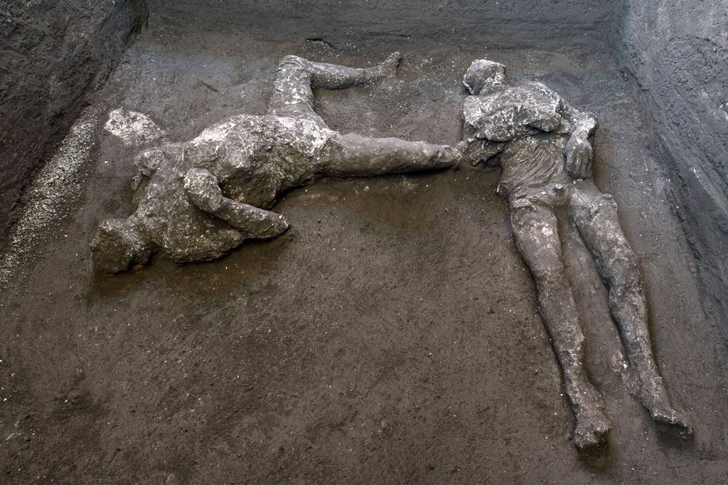 Sisa-sisa dua korban letusan Gunung Vesuvius hampir 2.000 tahun lalu telah ditemukan di sebuah vila besar di pinggiran Pompeii.