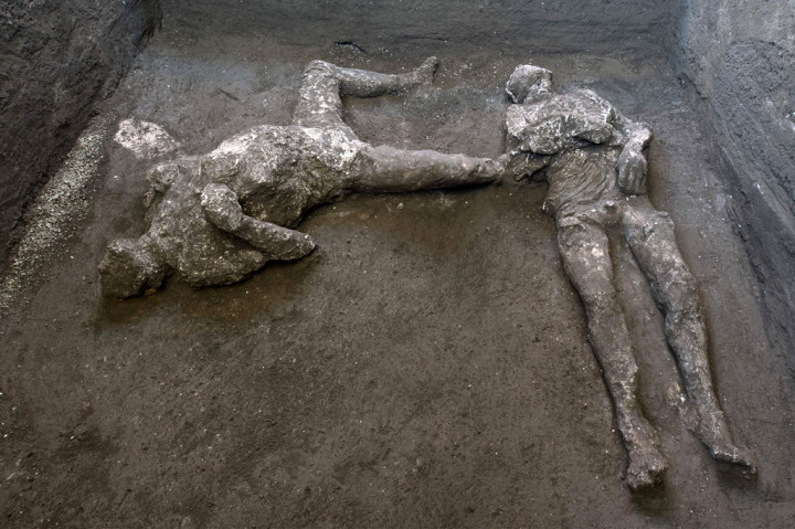 Sisa-sisa dua korban letusan Gunung Vesuvius hampir 2.000 tahun lalu telah ditemukan di sebuah vila besar di pinggiran Pompeii.