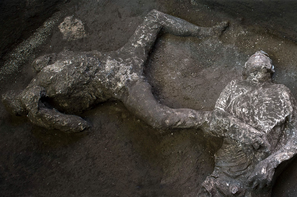 Para peneliti percaya bahwa sosok itu adalah seorang budak muda dan lelaki tua yang lebih kaya, sekitar 40 tahun dan dianggap sebagai majikannya. Hal itu berdasarkan sisa-sisa pakaian dan penampilan fisik mereka.