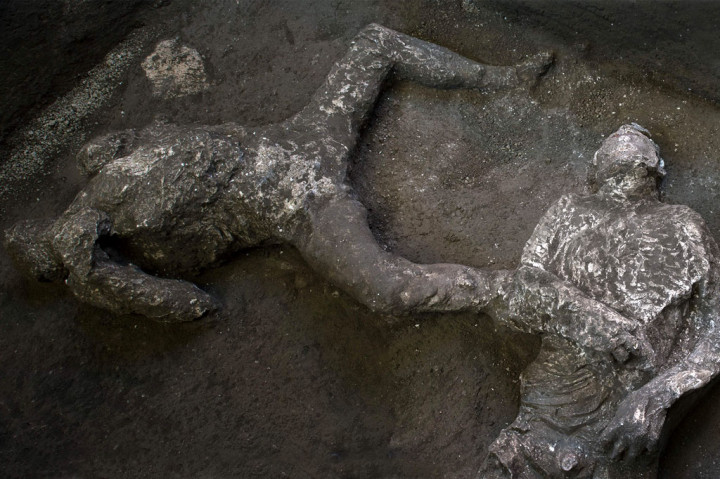 Para peneliti percaya bahwa sosok itu adalah seorang budak muda dan lelaki tua yang lebih kaya, sekitar 40 tahun dan dianggap sebagai majikannya. Hal itu berdasarkan sisa-sisa pakaian dan penampilan fisik mereka.