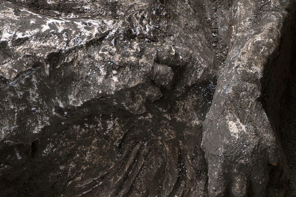 Kedua mayat itu ditemukan di ruang samping cryptoporticus sebuah koridor di bawah vila tempat mereka bisa mencari perlindungan.