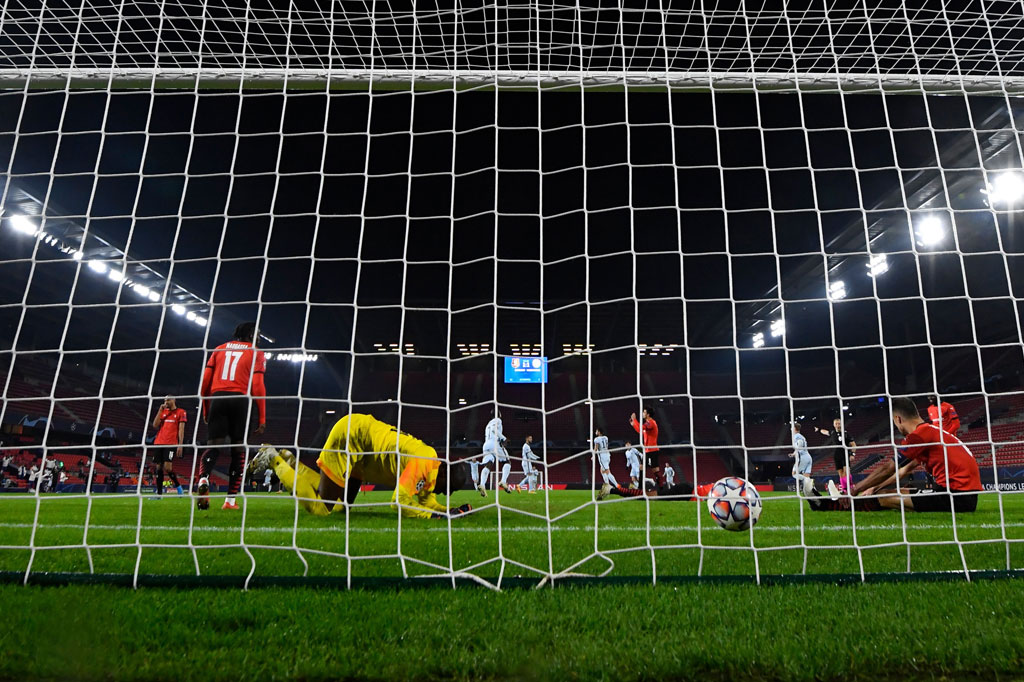 Beruntung bagi Chelsea, Giroud memperlihatkan ketenangannya sebagai pemain berpengalaman untuk memastikan kemenangan di menit pertama injury time.