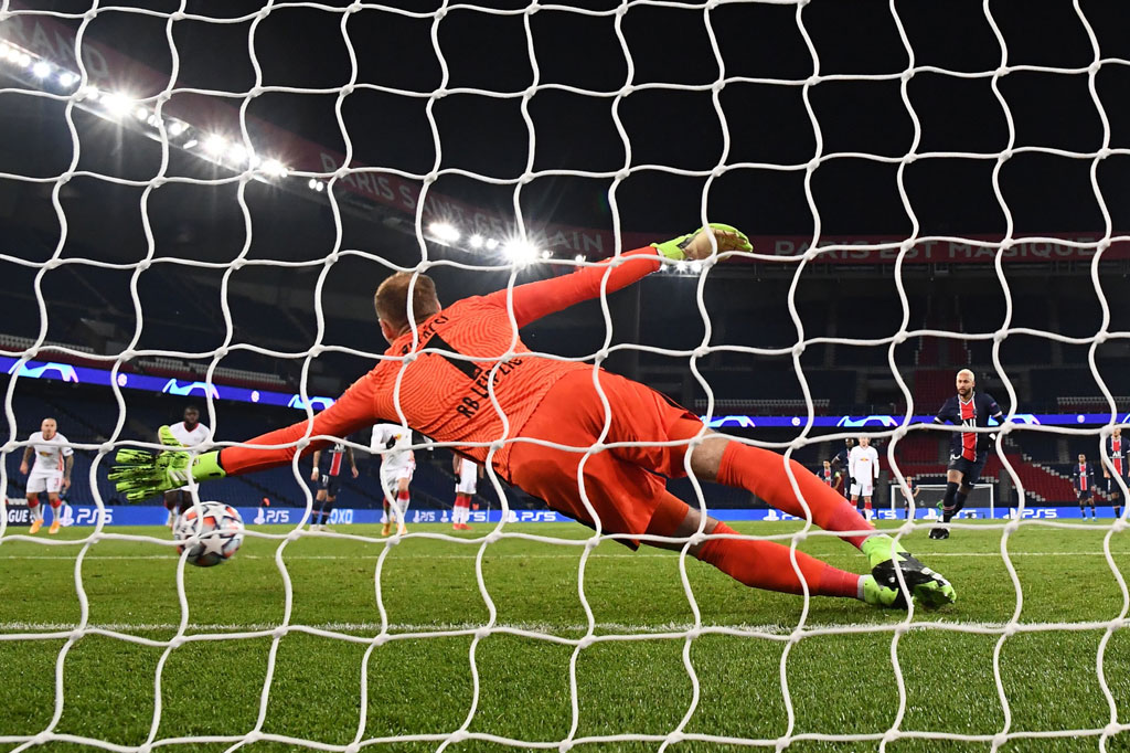 Penalti itu diperoleh PSG hanya sembilan menit setelah laga dimulai setelah Angel Di Maria dijatuhkan oleh Marcel Sabitzer. Neymar yang bertugas sebagai algojo tanpa kesulitan menaklukkan kiper tim tamu Peter Gulacsi.