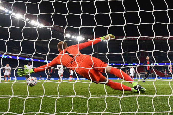 Penalti itu diperoleh PSG hanya sembilan menit setelah laga dimulai setelah Angel Di Maria dijatuhkan oleh Marcel Sabitzer. Neymar yang bertugas sebagai algojo tanpa kesulitan menaklukkan kiper tim tamu Peter Gulacsi.