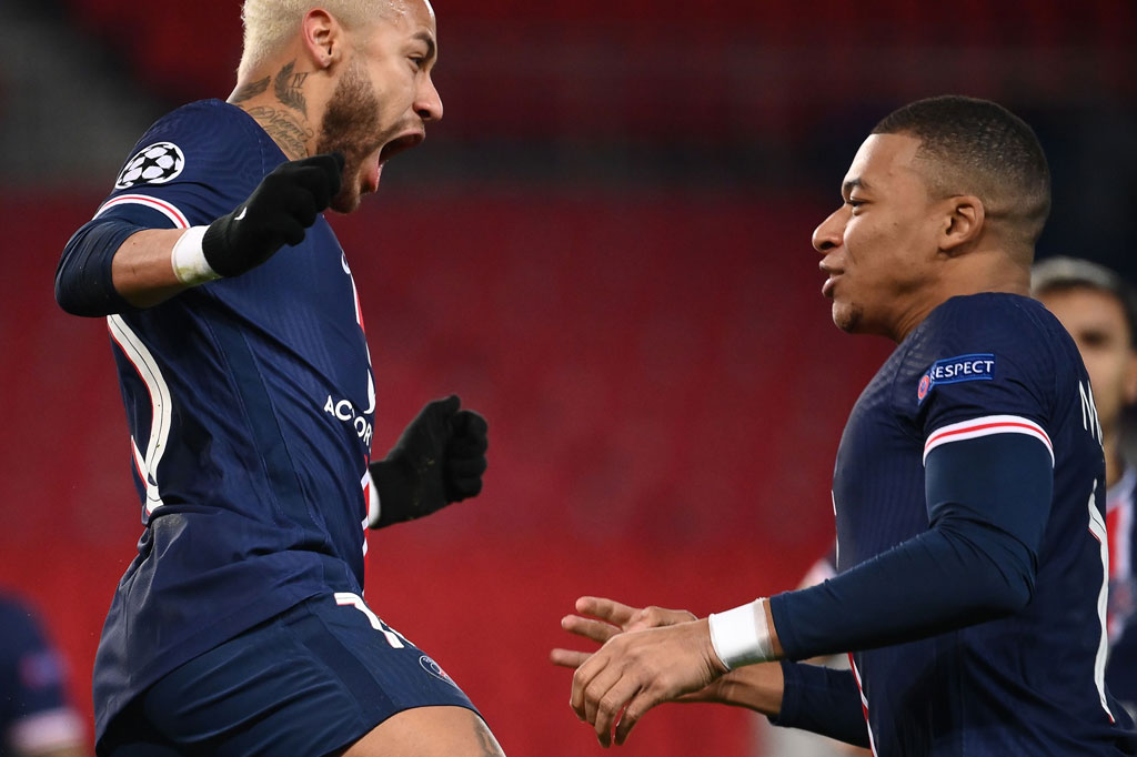 Neymar melakukan selebrasi bersama Kylian Mbappe suai menaklukkan kiper Leipzig Peter Gulacsi.