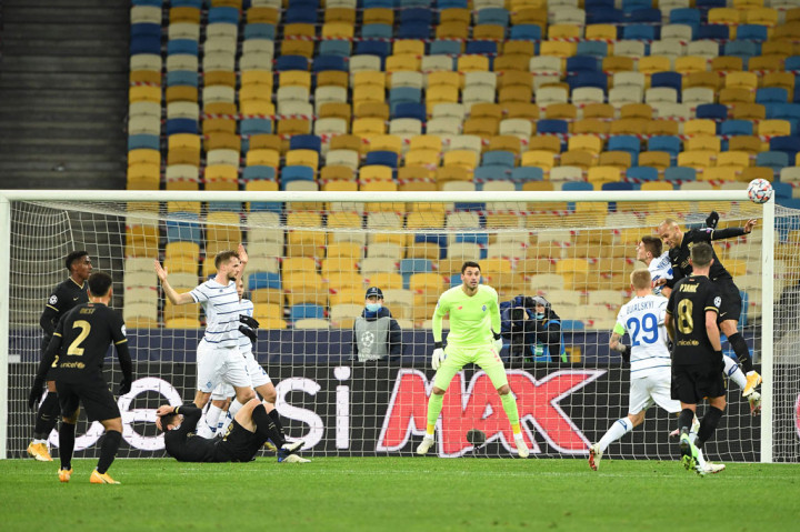 Meski tanpa Lionel Messi dan Frenkie de Jong, Barcelona tampil dominan sejak awal laga. Tim tamu beberapa kali memperoleh peluang untuk menjebol gawang Kiev. Sayang masih belum berbuah gol