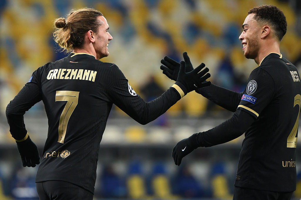 Sergino Dest melakukan selebrasi bersama Antoine Griezman usai menjebol gawang tuan rumah.