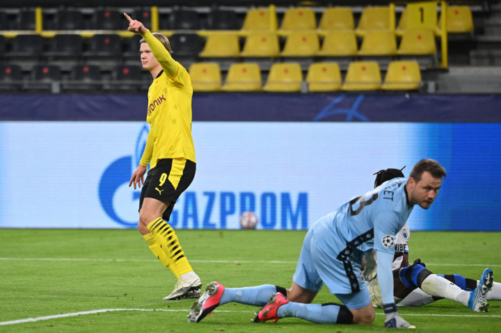 Haaland melakukan selebrasi usai menaklukkan kiper Club Brugge Simon Mignolet.