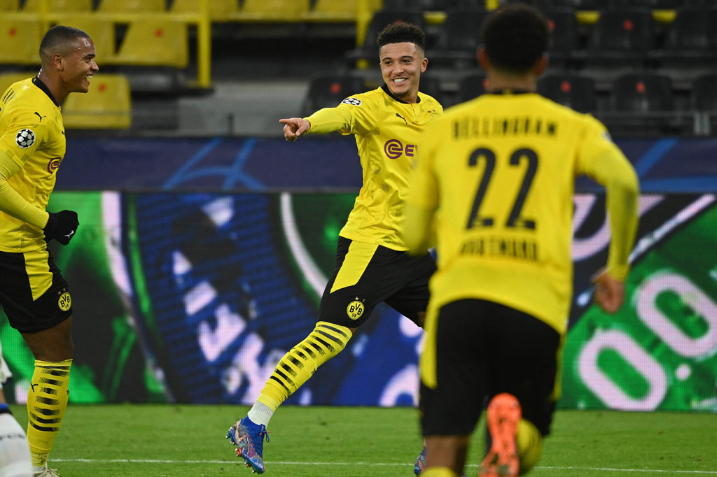 Sancho melakukan selebrasi bersama rekan-rekan setimnya.