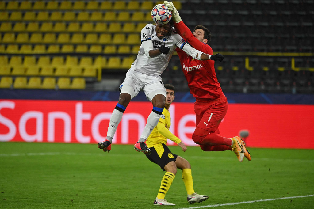 Pada awal babak kedua, Brugge sempat sangat dominan dalam penguasaan bola. Namun mereka kesulitan menembus pertahanan solid Dortmund.