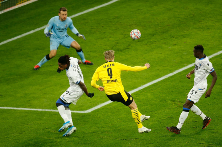 Dortmund kemudian memperbesar keunggulan lewat gol kedua Haaland pada menit ke-60, menyambar bola liar di depan gaawang Brugge.