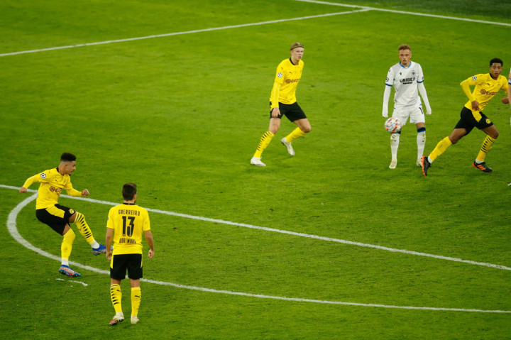 Dortmund berhasil menggandakan keunggulan lewat tendangan bebas Jadon Sancho pada akhir babak pertama.